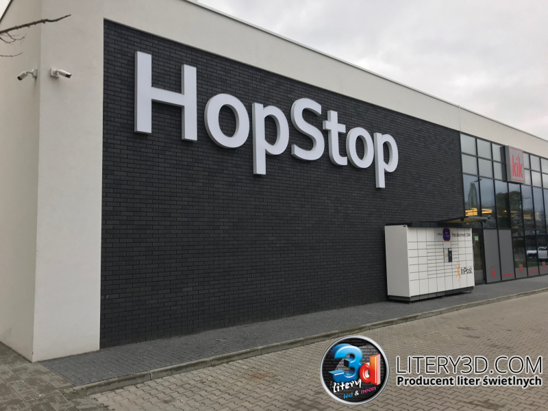 Hopstop – litery na elewacji